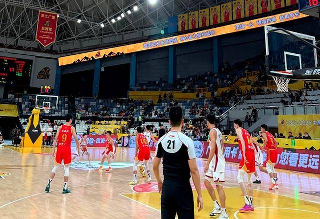 包含赛地聚焦：CBA季后赛集结日热度飙升，芝加哥公牛扳平良机，底气十足，临场指挥获称赞的词条